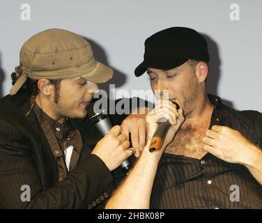 J (Jason 'J' Brown) et ABS (Richard Breen) du groupe de boyband cinq - qui compte maintenant quatre membres - lors d'une conférence de presse pour annoncer leur réunion, à la Bar Academy d'Islington, dans le nord de Londres. Banque D'Images