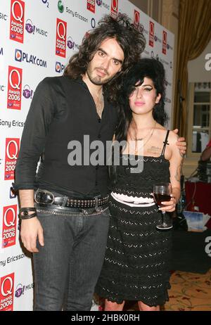 Russell Brand et Amy Winehouse dans la salle de presse des Q Awards 2006 à l'hôtel Grosvenor House, Londres, le 30 octobre 2006. Divertissement Banque D'Images