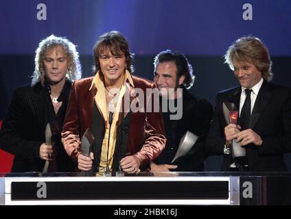 (Gauche-droite) David Bryan, Richie Sambora, Tico Torres et Jon bon Jovi, du groupe rock bon Jovi, sont intronisés au Temple de la renommée de la musique du Royaume-Uni à l'intérieur du Palais Alexandra, dans le nord de Londres, le 14 novembre 2006.Une série internationale de légendes et de célébrités musicales se rassemblèrent pour la cérémonie d'initiation au Music Hall of Fame du Royaume-Uni 2006, organisée par Dermot O'Leary. Banque D'Images