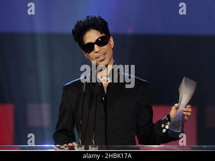 Prince est intronisé au Music Hall of Fame du Royaume-Uni, à l'intérieur du palais Alexandra, dans le nord de Londres, le 14 novembre 2006.Une série internationale de légendes et de célébrités musicales se rassemblèrent pour la cérémonie d'initiation au Music Hall of Fame du Royaume-Uni 2006, organisée par Dermot O'Leary. Banque D'Images