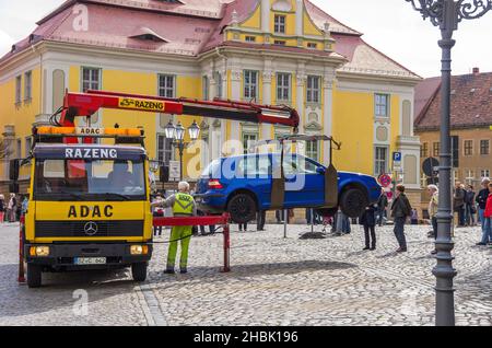 Bautzen, haute Lusatia, Saxe, Allemagne - 20 avril 2014 : une voiture mal garée sur la place Fleischmarkt est chargée sur un véhicule de remorquage. Banque D'Images