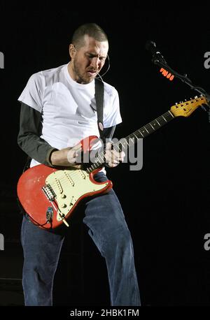 Le guitariste principal Red Hot Chili Peppers, John Frusciante, se produit au Roundhouse le 22 novembre 2006 à Londres. Banque D'Images