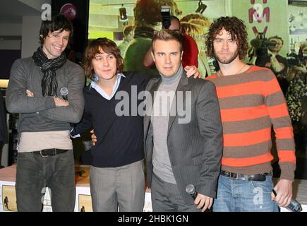 Les membres du groupe prennent cela, (de gauche à droite :) Jason Orange, Mark Owen, Gary Barlow et Howard Donald, à HMV, sur Oxford Street, dans le centre de Londres, pour la signature de leur nouveau cd, le 27 novembre 2006. Banque D'Images