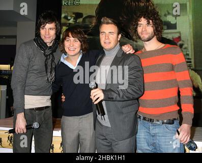 Les membres du groupe prennent cela, (de gauche à droite :) Jason Orange, Mark Owen, Gary Barlow et Howard Donald, à HMV, sur Oxford Street, dans le centre de Londres, pour la signature de leur nouveau cd, le 27 novembre 2006. Banque D'Images