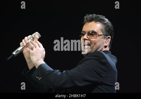 George Michael se perfectionne à Earl's court, dans l'ouest de Londres, le 25 novembre 2006. Banque D'Images