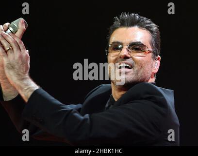 George Michael se perfectionne à Earl's court, dans l'ouest de Londres, le 25 novembre 2006. Banque D'Images