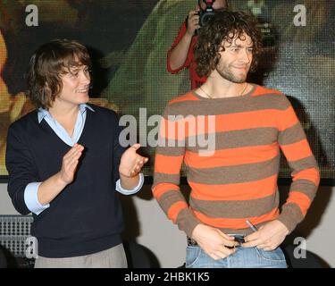 Mark Owen et Howard Donald de prendre cela à un disque signant à HMV sur Oxford Street, Londres, le 27 novembre 2006. Divertissement Banque D'Images