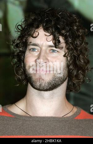 Howard Donald of Take that at a record signing in HMV on Oxford Street, Londres, le 27 novembre 2006. Divertissement Banque D'Images