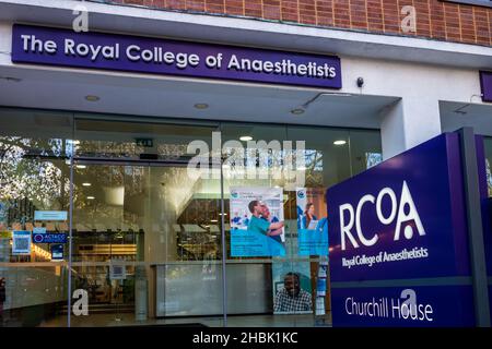 La RCoA Collège Royal des anesthésistes siège social siège social à Churchill House Red Lion Square London. Fondée en 1948 elle a reçu son mandat royal en 1992 Banque D'Images