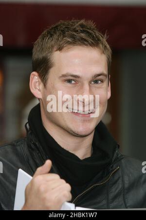 Lee Ryan rejoint ses nouveaux « amis du groupe » pour carol Singing à Costa, Argyll Street, Londres. Banque D'Images