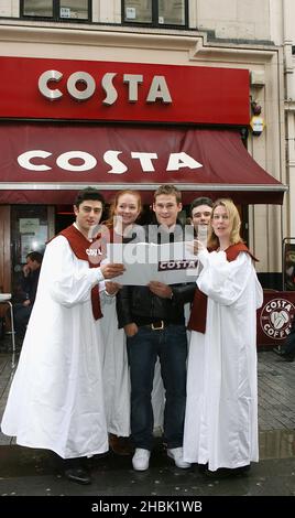 Lee Ryan rejoint ses nouveaux « amis du groupe » pour carol Singing à Costa, Argyll Street, Londres. Banque D'Images