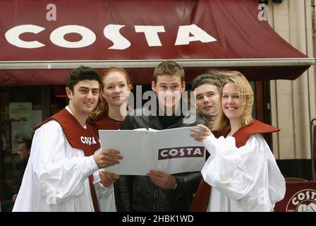 Lee Ryan rejoint ses nouveaux « amis du groupe » pour carol Singing à Costa, Argyll Street, Londres. Banque D'Images