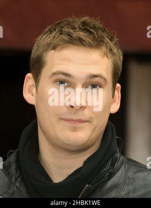 Lee Ryan rejoint ses nouveaux « amis du groupe » pour carol Singing à Costa, Argyll Street, Londres. Banque D'Images