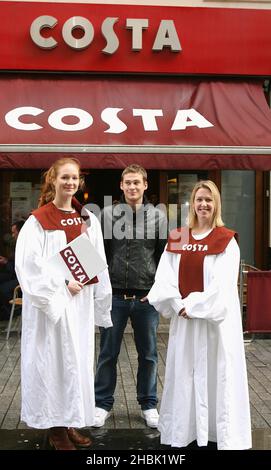 Lee Ryan rejoint ses nouveaux « amis du groupe » pour carol Singing à Costa, Argyll Street, Londres. Banque D'Images