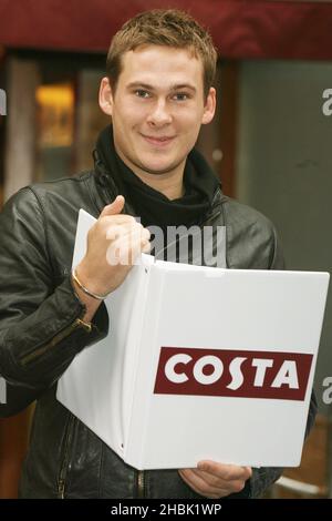 Lee Ryan rejoint ses nouveaux « amis du groupe » pour carol Singing à Costa, Argyll Street, Londres. Banque D'Images