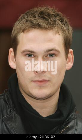 Lee Ryan rejoint ses nouveaux « amis du groupe » pour carol Singing à Costa, Argyll Street, Londres. Banque D'Images