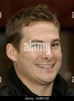 Lee Ryan rejoint ses nouveaux « amis du groupe » pour carol Singing à Costa, Argyll Street, Londres. Banque D'Images