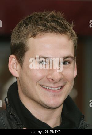 Lee Ryan rejoint ses nouveaux « amis du groupe » pour carol Singing à Costa, Argyll Street, Londres. Banque D'Images