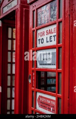 Téléphone Box à vendre ou à laisser. Coffret téléphonique traditionnel rouge britannique à vendre ou à laisser comme petite entreprise à Cambridge au Royaume-Uni. Banque D'Images