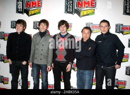 Arctic Monkeys s'érdevant aux NME Awards 2007 au Hammersmith Palais de Londres, le 1 mars 2007. Banque D'Images