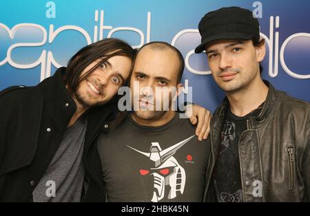 (De gauche à droite) Jared Leto, DJ Lucio et Tomo Milicevic pendant une interview à Capital radio dans le centre de Londres, faisant la promotion du groupe 30 secondes sur Mars avec DJ Lucio à Londres le 19 avril 2007. Banque D'Images