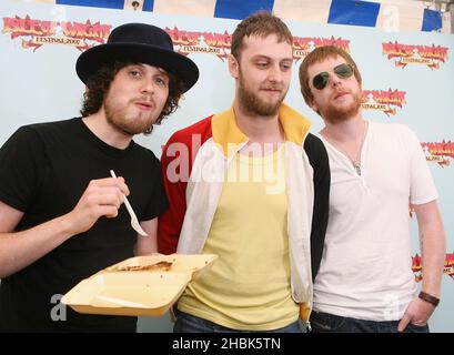 Les Fratellis posent des coulisses au festival de l'île de Wight, à Newport. Banque D'Images