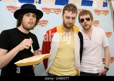 Les Fratellis posent des coulisses au festival de l'île de Wight, à Newport. Banque D'Images