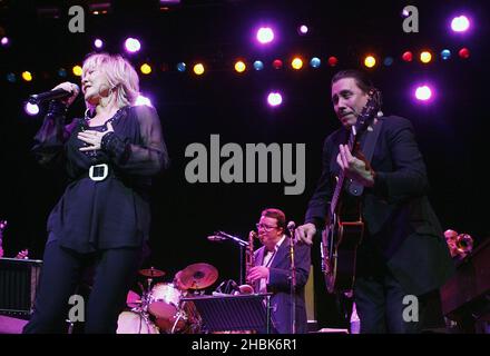 Jools Holland et Lulu, invité spécial, se sont réunis lors de la soirée d'ouverture de la salle de musique Indigo2 au O2 Arena, Londres. Banque D'Images