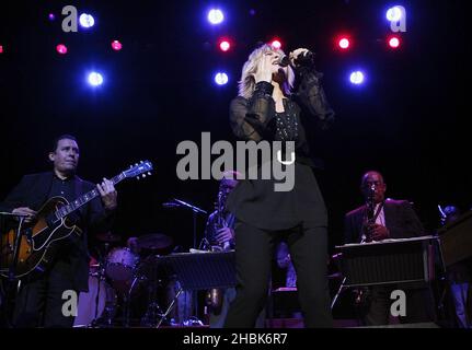 Jools Holland et Lulu, invité spécial, se sont réunis lors de la soirée d'ouverture de la salle de musique Indigo2 au O2 Arena, Londres. Banque D'Images