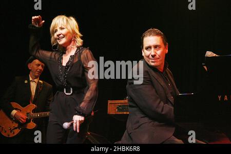 Jools Holland et Lulu, invité spécial, se sont réunis lors de la soirée d'ouverture de la salle de musique Indigo2 au O2 Arena, Londres. Banque D'Images