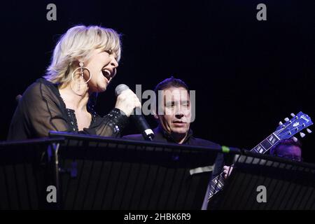 Jools Holland et Lulu, invité spécial, se sont réunis lors de la soirée d'ouverture de la salle de musique Indigo2 au O2 Arena, Londres. Banque D'Images