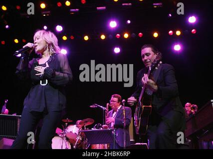 Jools Holland et Lulu, invité spécial, se sont réunis lors de la soirée d'ouverture de la salle de musique Indigo2 au O2 Arena, Londres. Banque D'Images