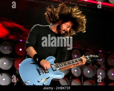 Dave Grohl sur scène pendant la représentation des Foo Fighters lors du concert caritatif au stade Wembley, Londres. Banque D'Images