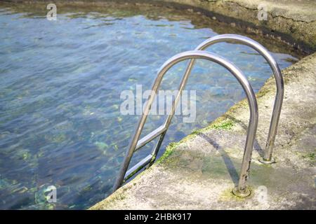 Une échelle métallique menant à la piscine d'eau de mer de la Maceta.Vacances et loisirs sur El Hierro, îles Canaries.Natation dans les étangs naturels. Banque D'Images