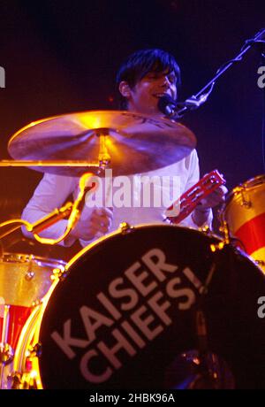 Nick Hodgson, du Kaiser Chiefs, se produit en concert au Roundhouse, dans le nord de Londres, dans le cadre de la semaine de concerts BBC Electric Proms. Banque D'Images