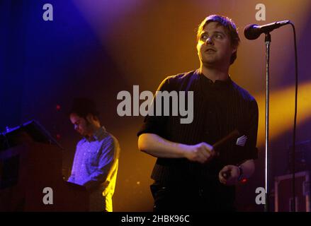 Ricky Wilson, du Kaiser Chiefs, se produit en concert au Roundhouse, dans le nord de Londres, dans le cadre de la semaine de concerts BBC Electric Proms. Banque D'Images