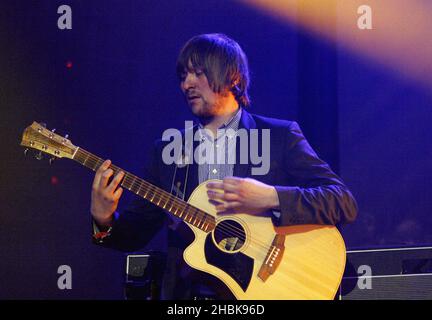 Andrew White, du Kaiser Chiefs, se produit en concert au Roundhouse, dans le nord de Londres, dans le cadre de la semaine de concerts BBC Electric Proms. Banque D'Images