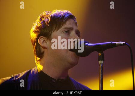 Ricky Wilson, du Kaiser Chiefs, se produit en concert au Roundhouse, dans le nord de Londres, dans le cadre de la semaine de concerts BBC Electric Proms. Banque D'Images