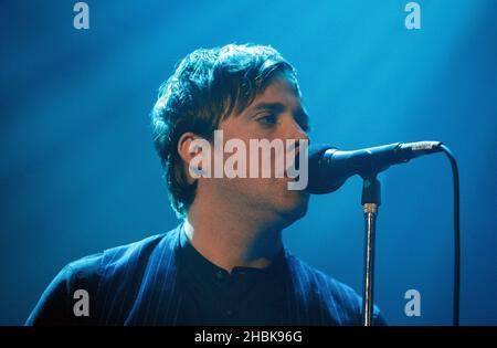 Ricky Wilson, du Kaiser Chiefs, se produit en concert au Roundhouse, dans le nord de Londres, dans le cadre de la semaine de concerts BBC Electric Proms. Banque D'Images