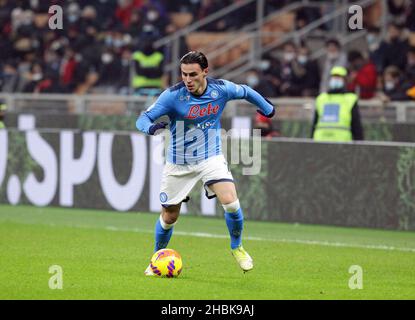 Milan, Italie.19th décembre 2021.MILAN ITALIE- décembre 19 Stadio G Meazza Eljif Elmas pendant la série Un match entre AC Milan et Napoli au Stadio G. Meazza le 264 octobre 2021 à Milan, Italie.Credit: Christian Santi/Alay Live News Banque D'Images