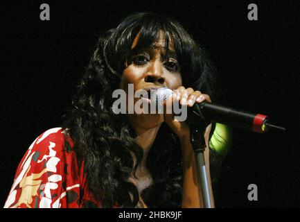 Beverley Knight se produit sur scène au Royal Albert Hall de Londres. Banque D'Images