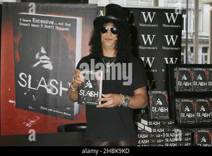 Ancien guitariste principal de Guns N' Roses, Slash, à la librairie de Waterstone pour signer des copies de l'autobiographie, 'Slash', un récit de sa vie dans le légendaire groupe rock. Banque D'Images