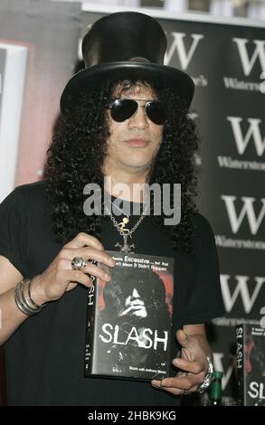 Ancien guitariste principal de Guns N' Roses, Slash, à la librairie de Waterstone pour signer des copies de l'autobiographie, 'Slash', un récit de sa vie dans le légendaire groupe rock. Banque D'Images