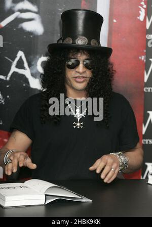 Ancien guitariste principal de Guns N' Roses, Slash, à la librairie de Waterstone pour signer des copies de l'autobiographie, 'Slash', un récit de sa vie dans le légendaire groupe rock. Banque D'Images