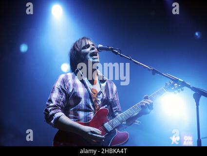 Gaz Coombes de Supergrass se produit au XFM Winter Wonderland à la Carling Academy de Brixton, Londres. Banque D'Images