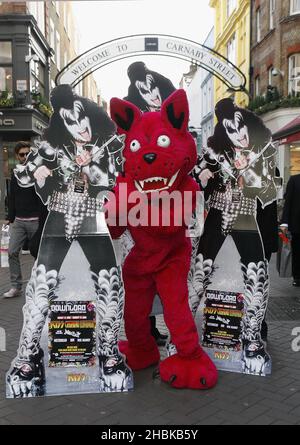 Les découpes de cartes KISS et le chien d'emblème Download, posent à Oxford Street et Carnaby Street à Londres pour promouvoir le Download Festival à Donington Park 13,14,15 juin 2008.Les baiser ont été confirmés comme l'une des principales bandes de tête avec la progéniture Banque D'Images