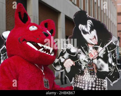 Les découpes de cartes KISS et le chien d'emblème Download, posent à Oxford Street et Carnaby Street à Londres pour promouvoir le Download Festival à Donington Park 13,14,15 juin 2008.Les baiser ont été confirmés comme l'une des principales bandes de tête avec la progéniture Banque D'Images