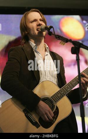 Kevin Jeremiah de The Feeling se produit sur scène à HMV, Oxford Street, Londres Banque D'Images