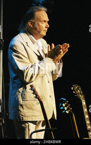 Neil Young présente la moitié acoustique de son concert au Hammersmith Apollo à l'ouest de Londres. Banque D'Images