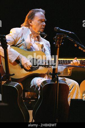 Neil Young présente la moitié acoustique de son concert au Hammersmith Apollo à l'ouest de Londres. Banque D'Images